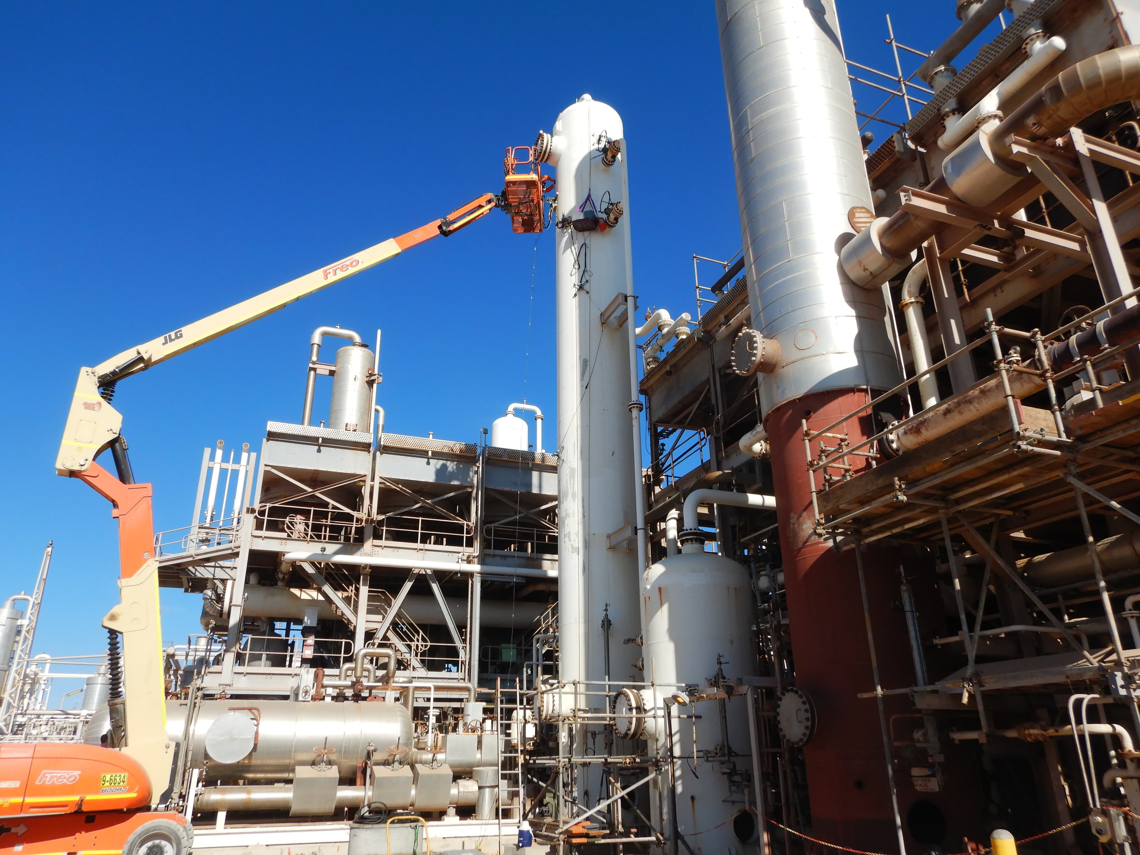 Amine contactor inspection access setup